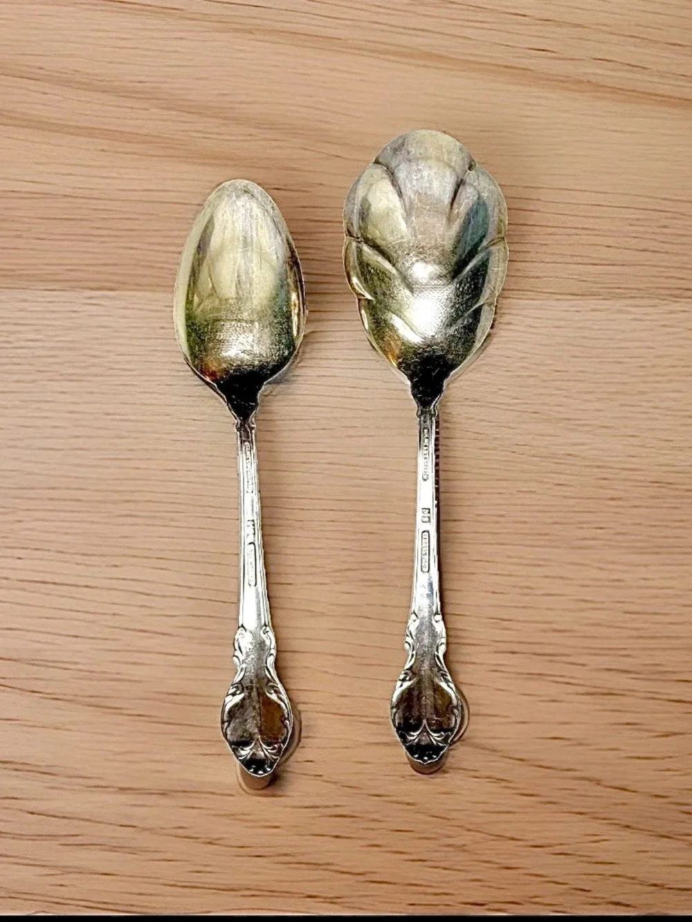 2 Vintage Holmes & Edwards IS Deep Silver Inlaid Serving Spoon 9” 8.5” Scalloped